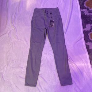 never worn!! still has tags!!